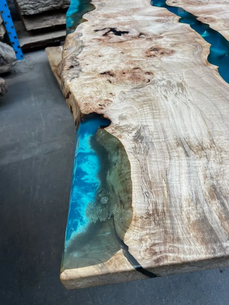 Holzbohle mit türkisem Epoxidharz im Detail