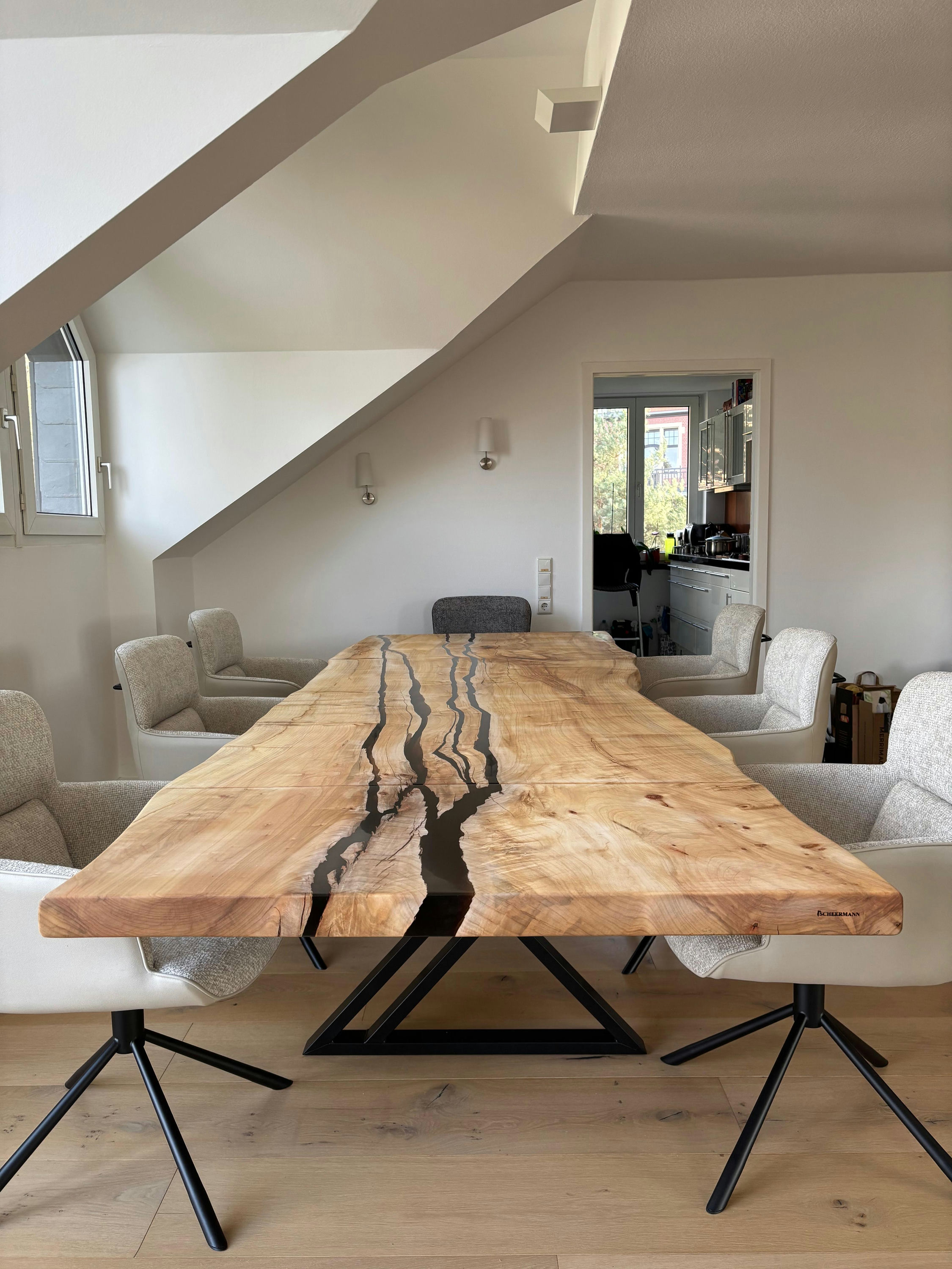River Table: Ahorn-Epoxidharztisch mit gestaltetem Epoxidharz-Fluss – Scheermann