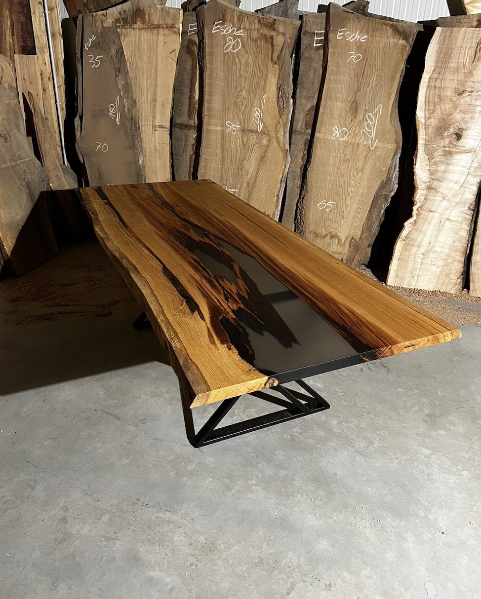 River Table aus Eiche mit Blitzeinschlag und schwarzem Epoxidharz – Epoxidharztisch von Scheermann