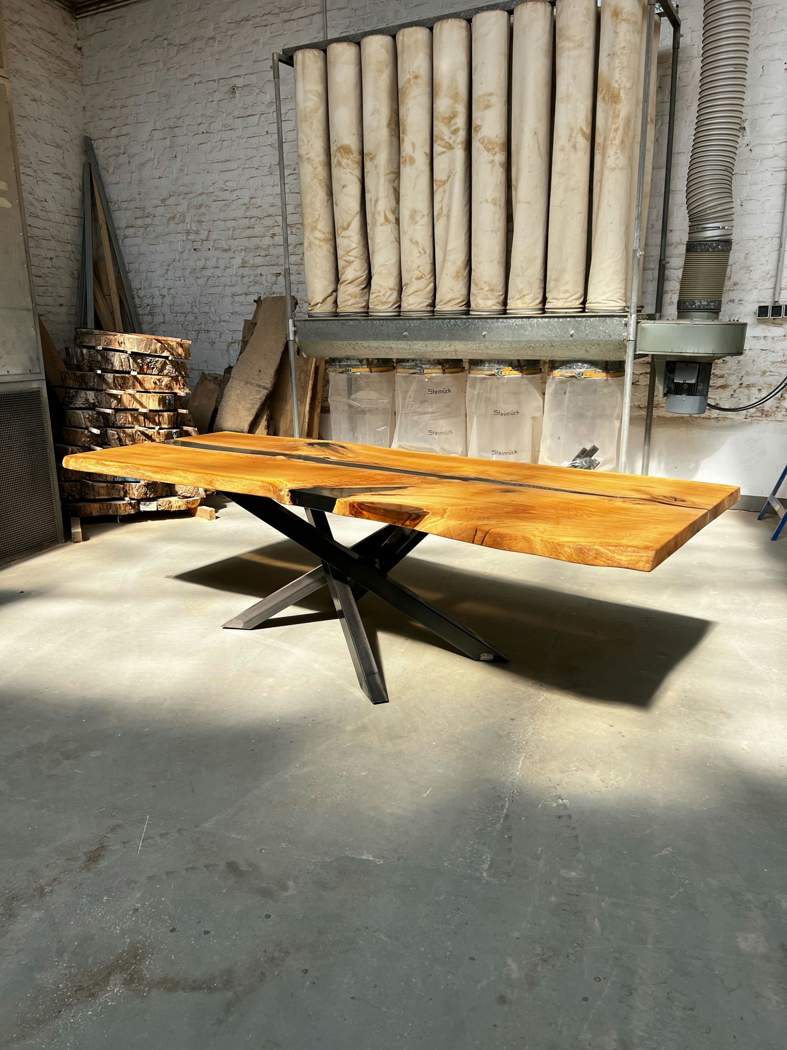 River Table: Eiche Epoxidharztisch von Scheermann