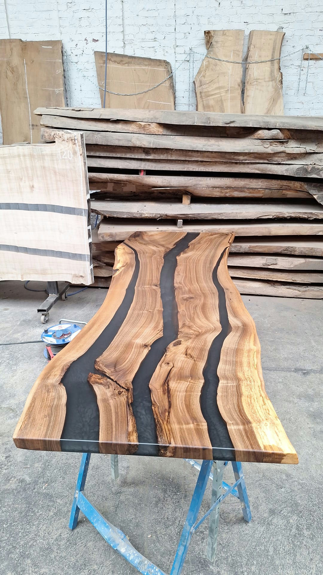 River Table: Nussbaum Theke von Scheermann