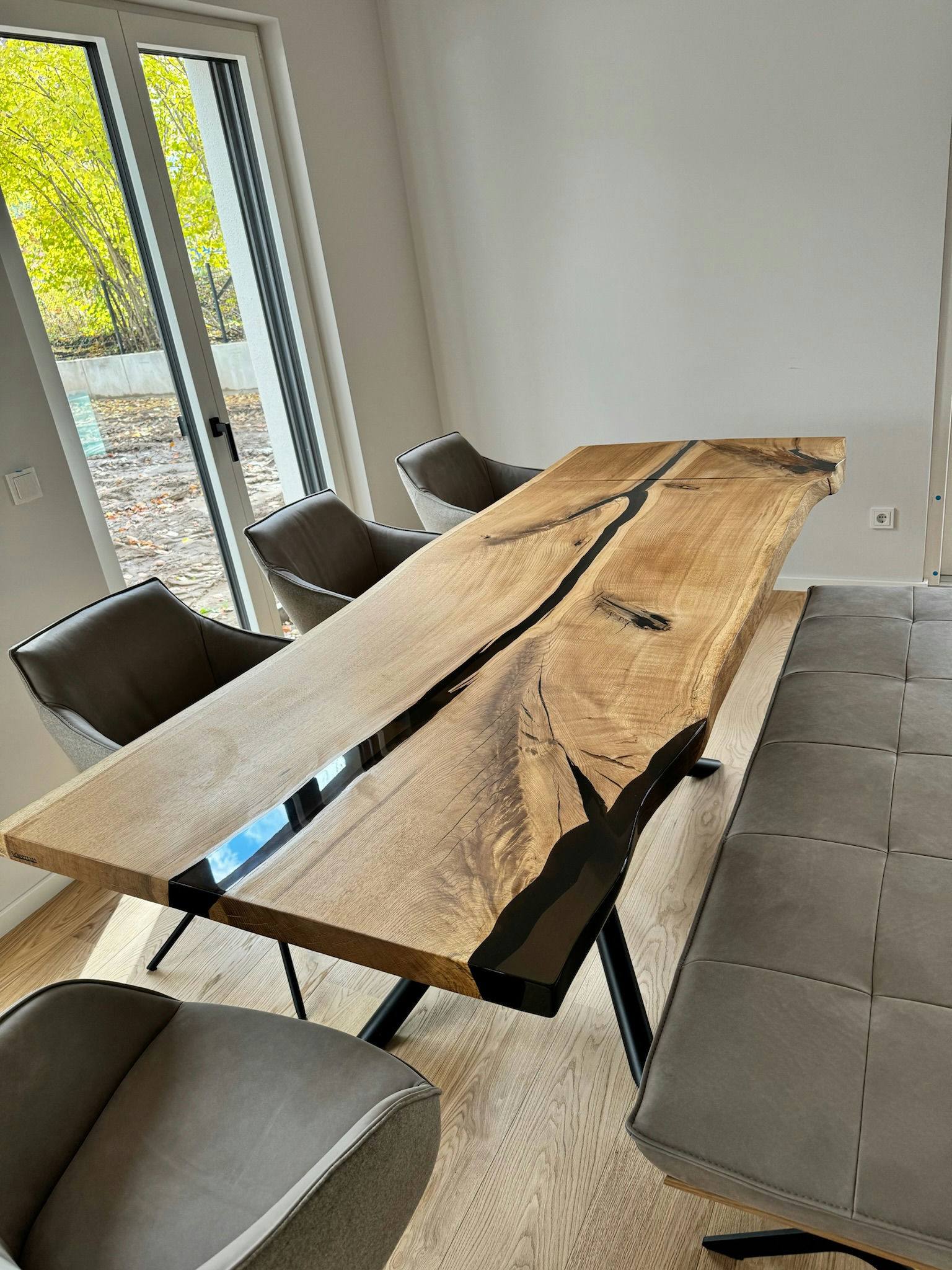River Table: Eiche Epoxidharztisch von Scheermann