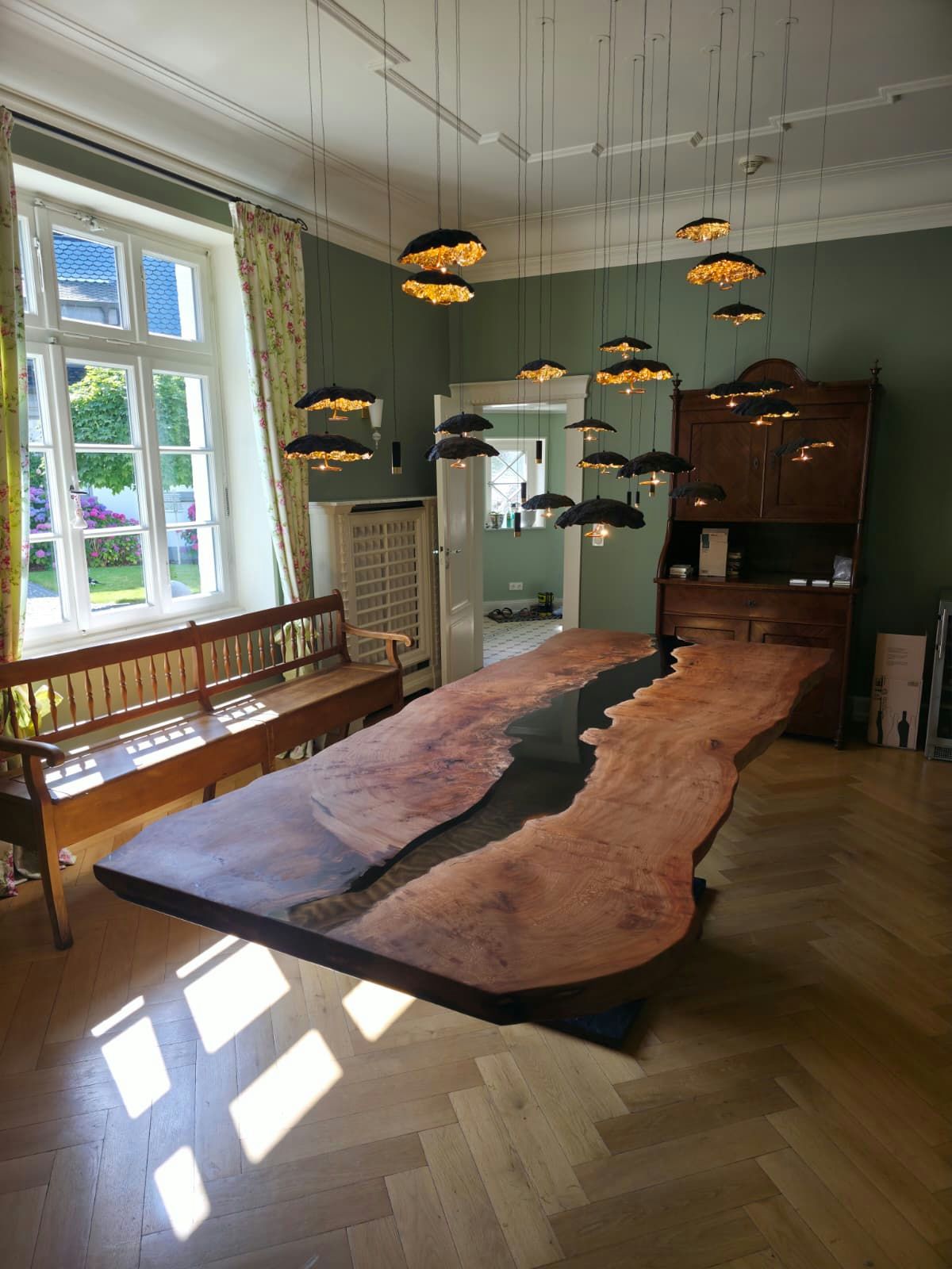 Inside Out: Platane Epoxidharztisch von Scheermann