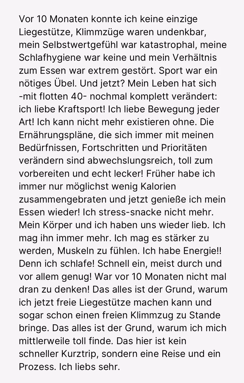 German text describing a personal fitness journey, improvements in strength, eating, sleep, and self-love over 10 months.