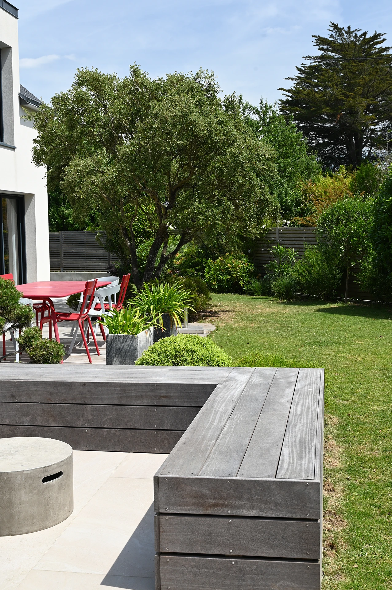 banquette bois intégrée à la terrasse