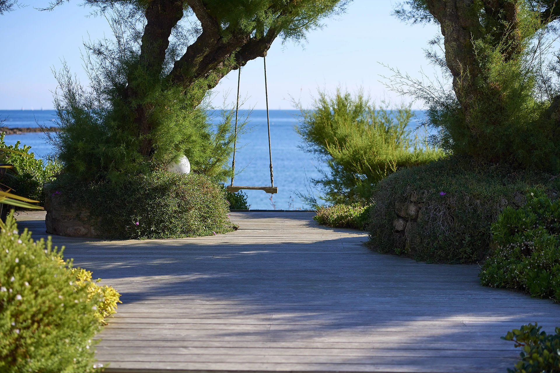 Création d'un jardin de bord de mer à Lomener avec terrasse en bois par Henri Mignon, paysagiste à Ploemeur.