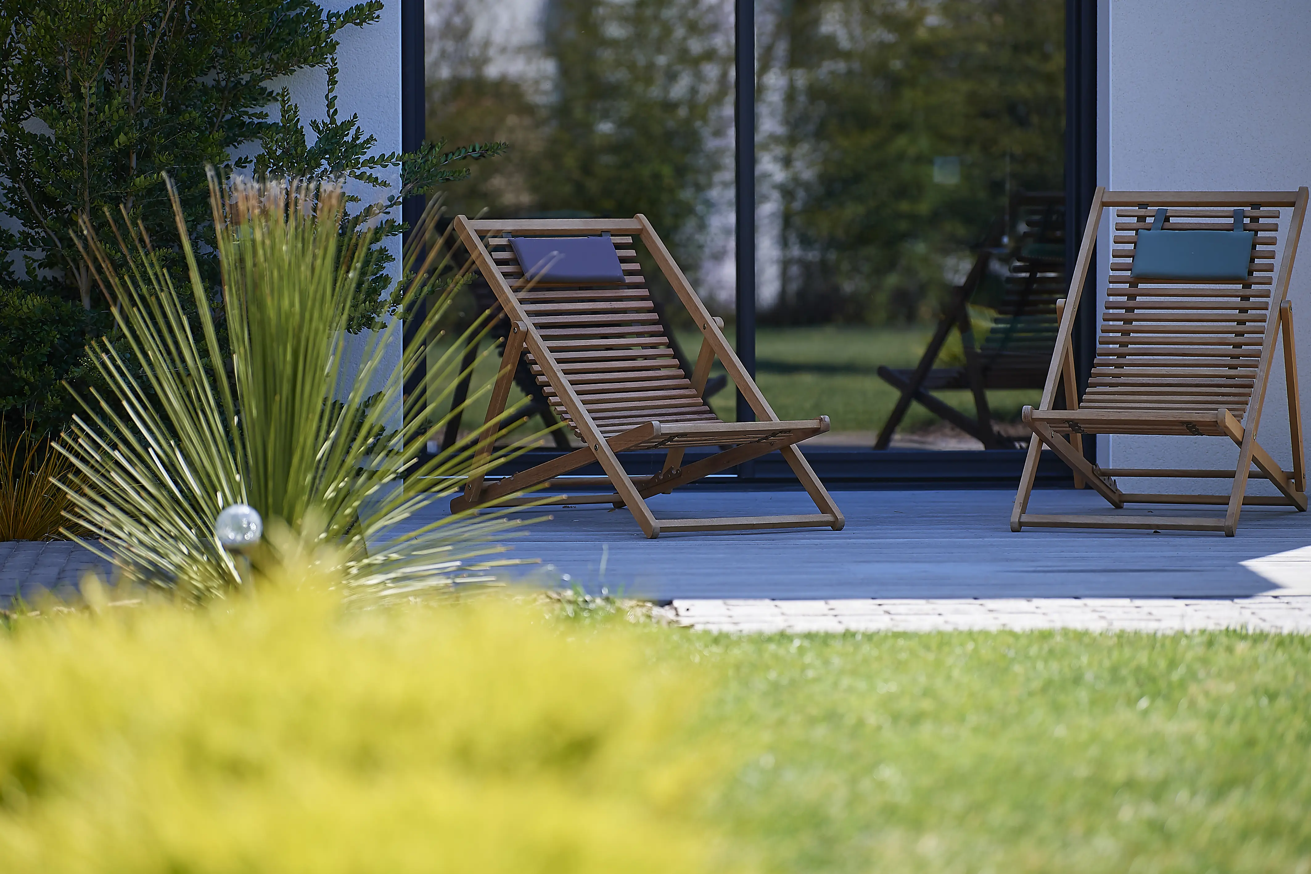 Création d'un jardin côtier avec terrasse en bois par Henri Mignon, paysagiste à Guidel.