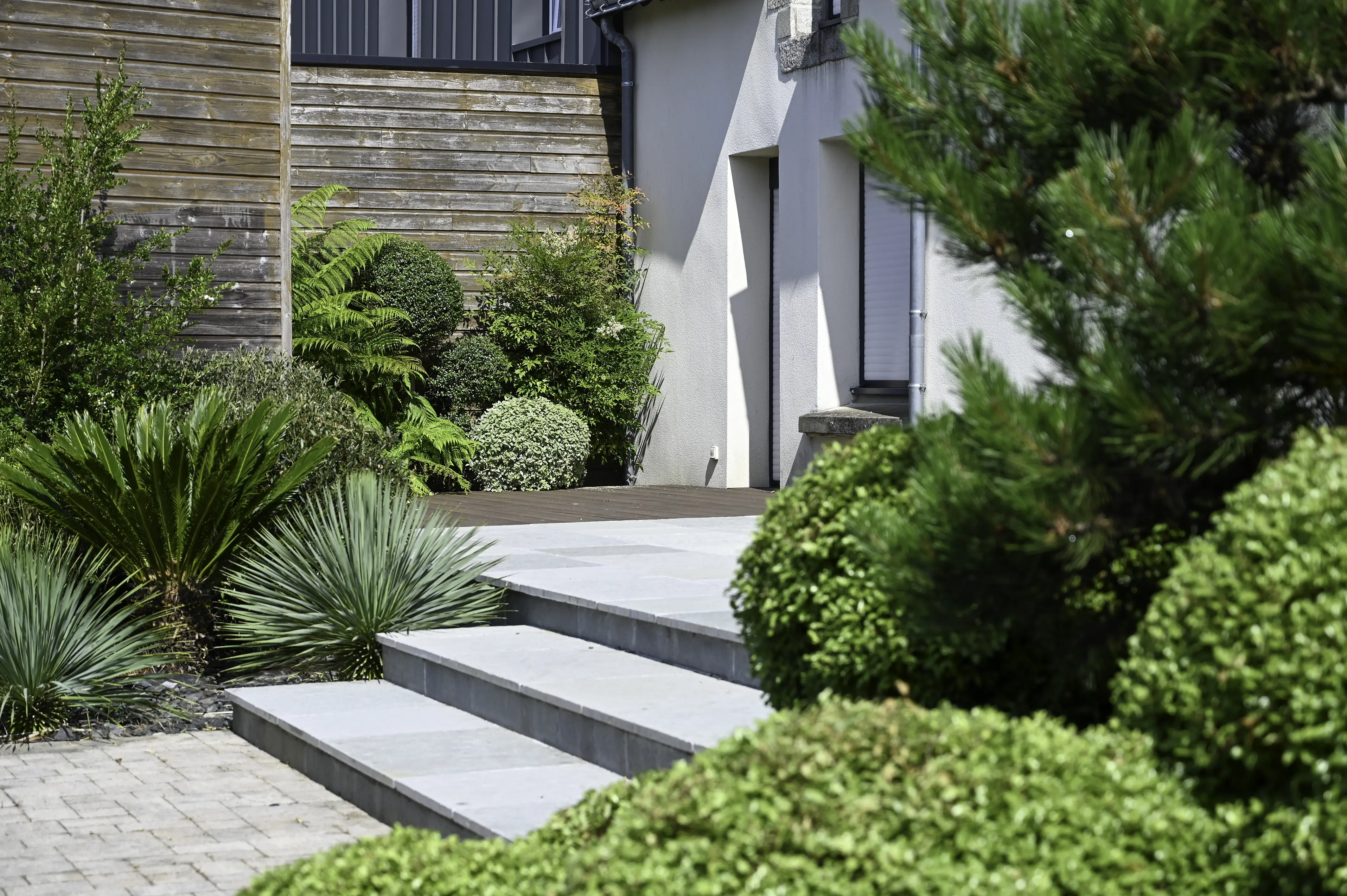 Escalier de jardin reliant la terrasse au gazon à lanester
