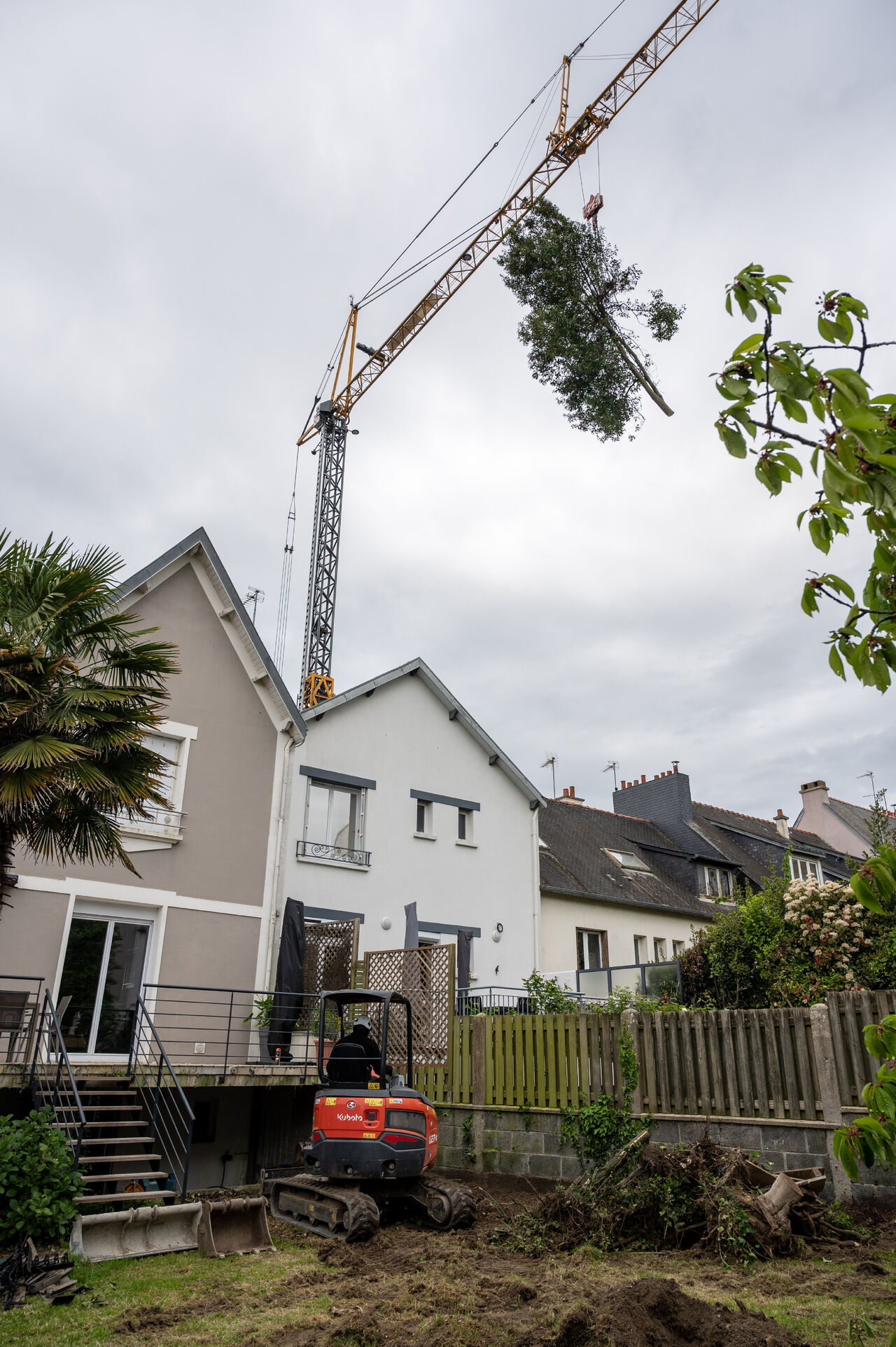 ❌L’accès dit "non", mais la grue dit "oui" ! 🏗️

Comment aménager un jardin quand le seul accès se ...