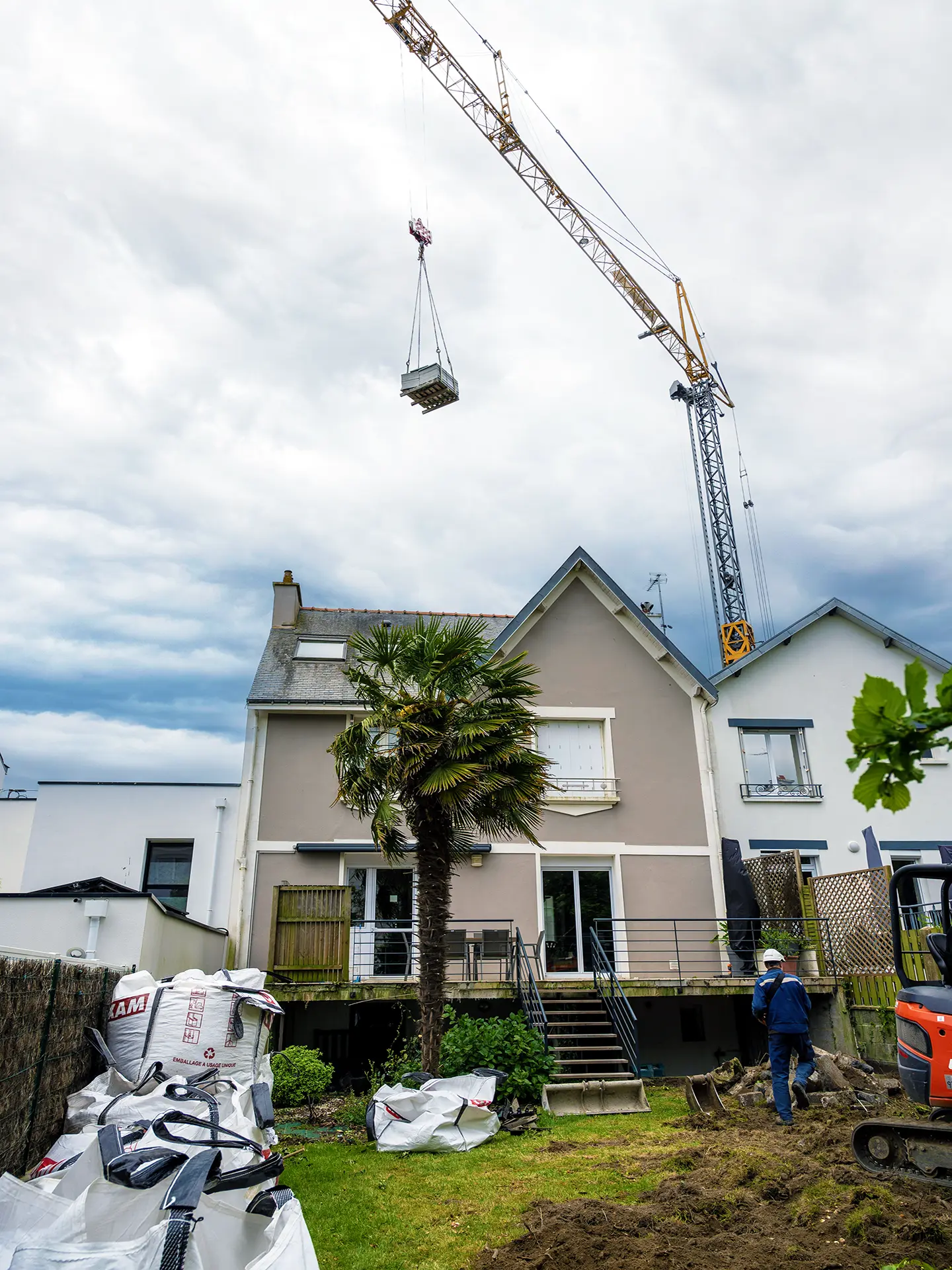 Grutage chantier jardin à l'accès difficile Henri Mignon Lorient 