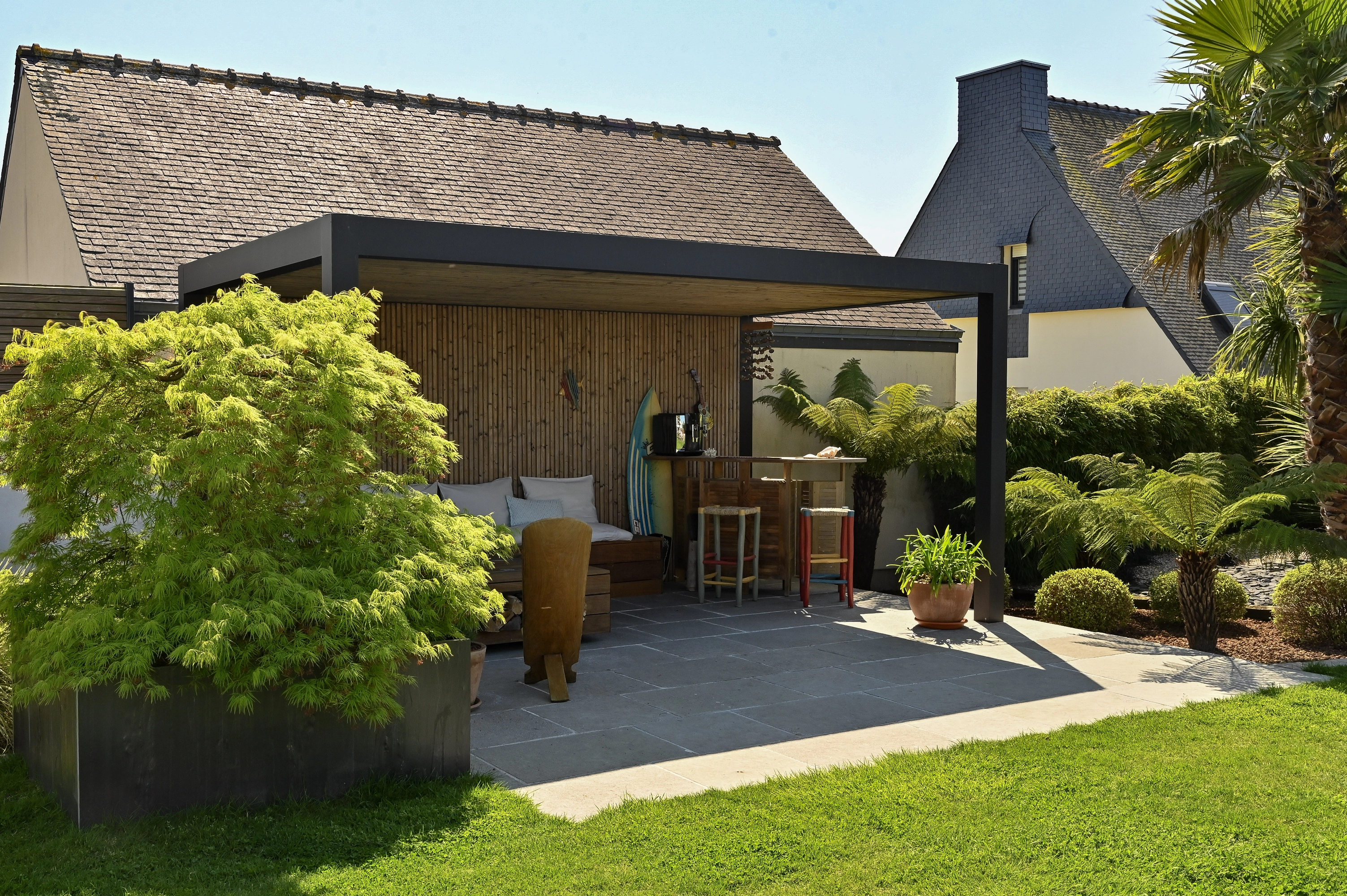 Pergola en aluminium et bois dans un jardin arboré à Nostang