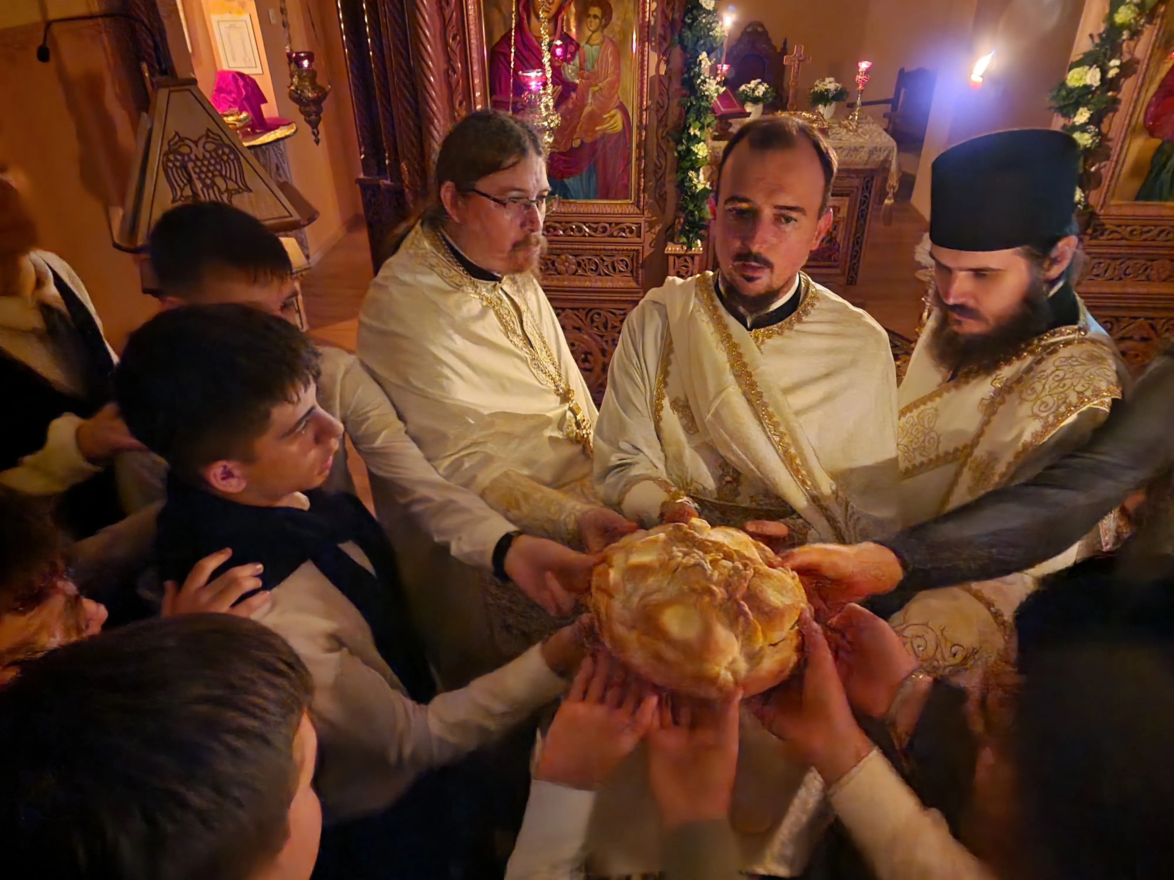 СВЕНОЋНО БДЕНИЈЕ У ЧАСТ СВЕТА СРПСКА ТРИ ЈЕРАРХА У БОГОСЛОВИЈИ