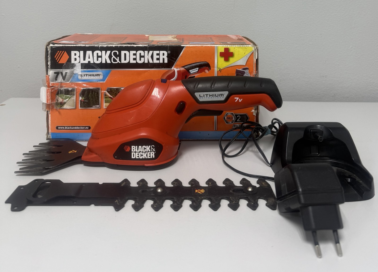 Кущоріз Black&Decker GSL700