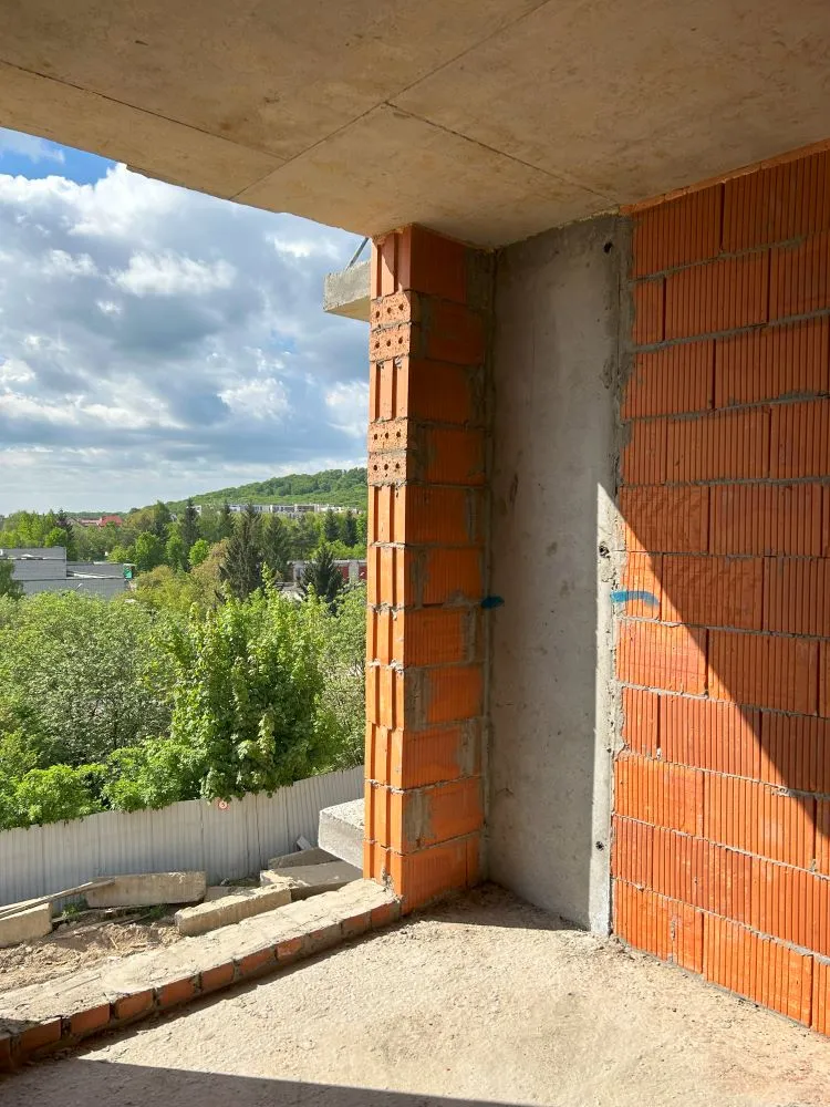 квітень 2025