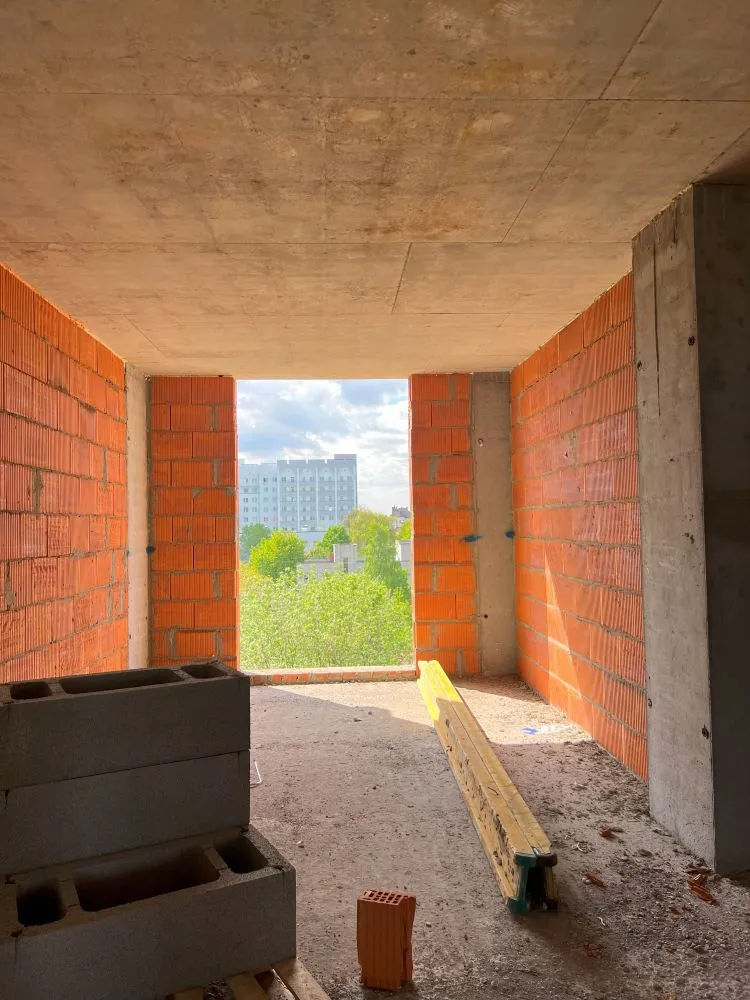 квітень 2025