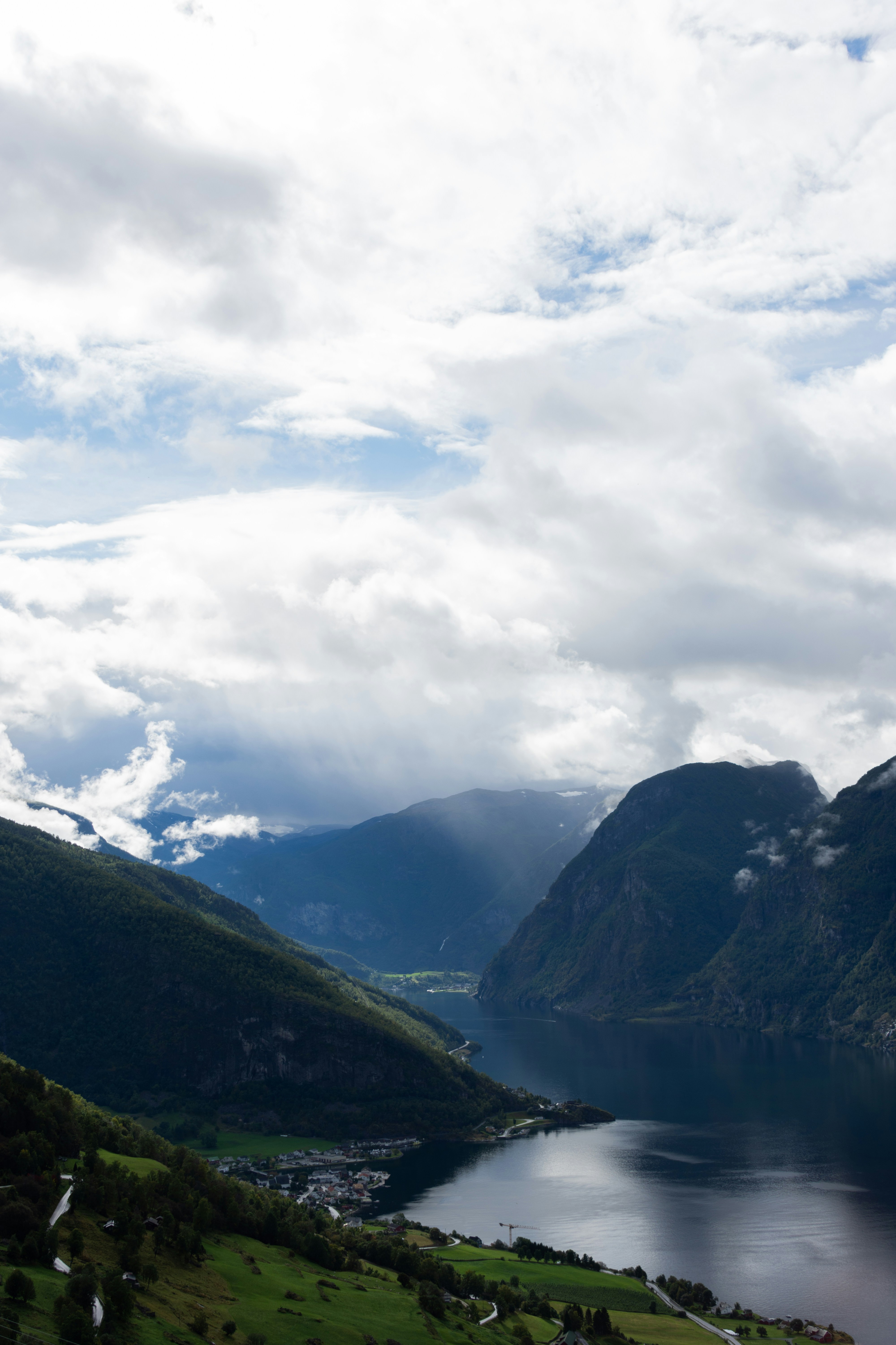 Uitzicht van een fjord met bergen en water