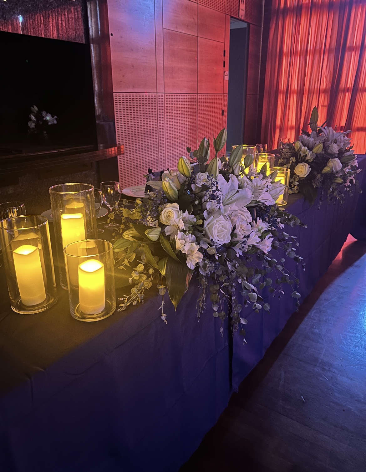 Décoration florale posée sur une table pour un mariage