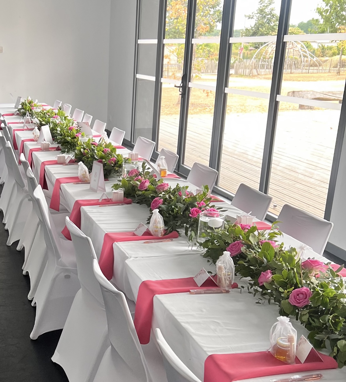 Table décorée pour un mariage avec des éléments floraux et bougies