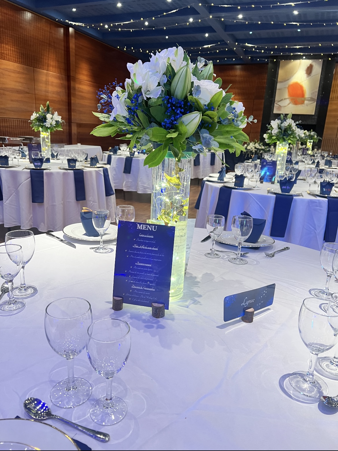 Table élégamment décorée pour un mariage avec des éléments floraux et des bougies