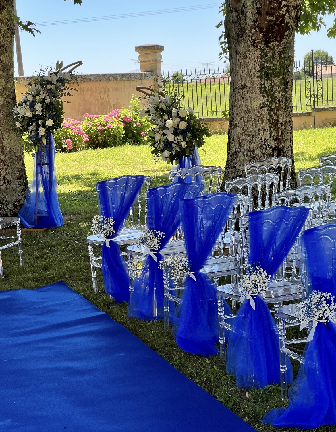 Table élégamment décorée avec bougies et accessoires de table