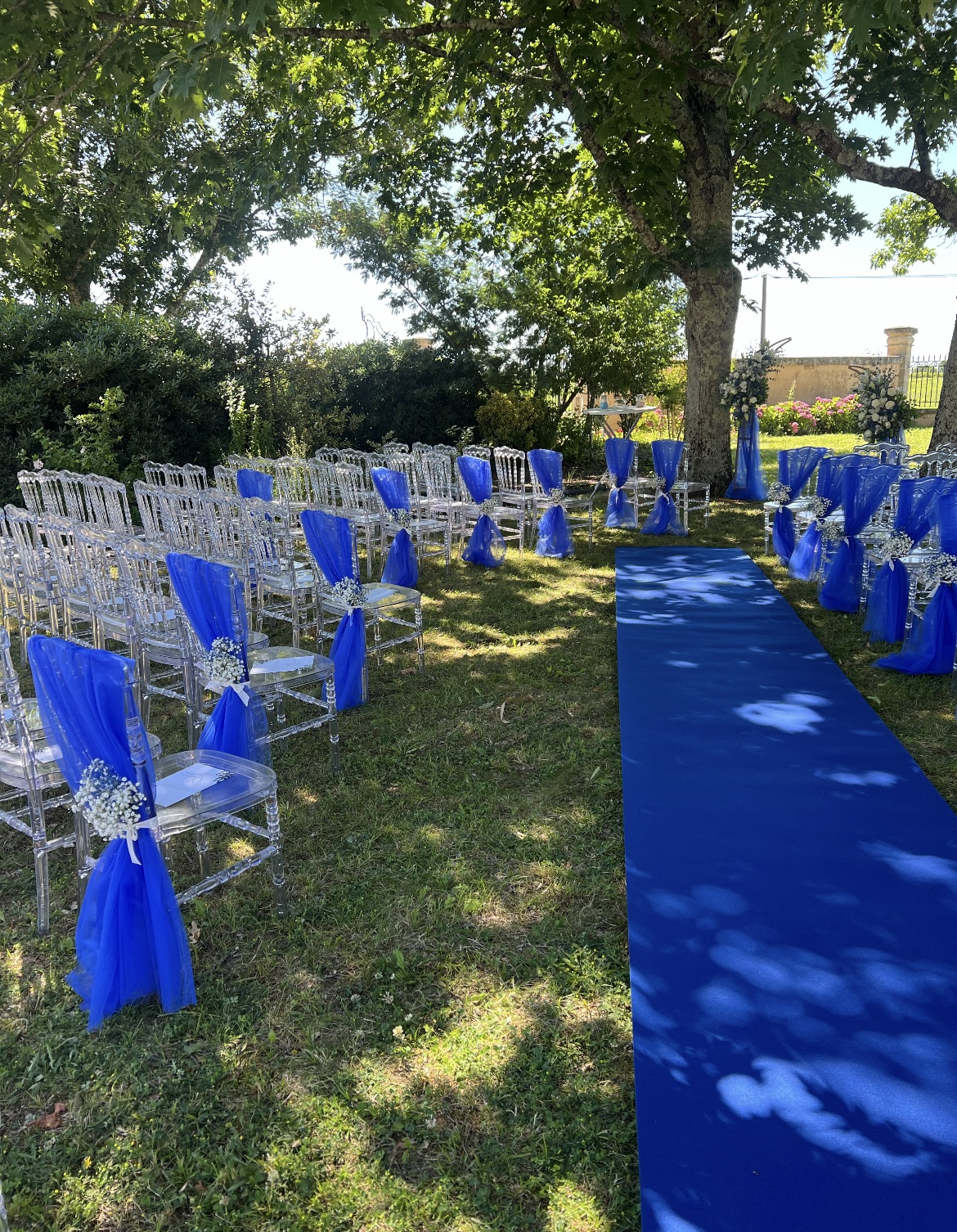 Décoration baby shower avec arches de ballons, gâteau et couple