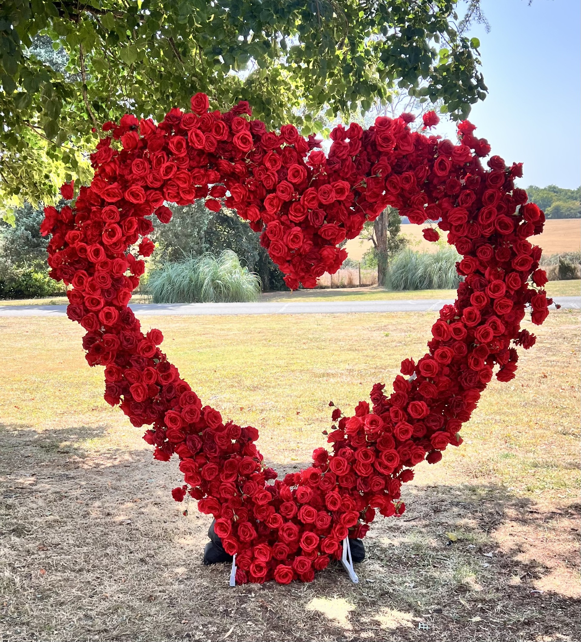 Support de table avec décorations florale, présentant Lysanie Design & Events