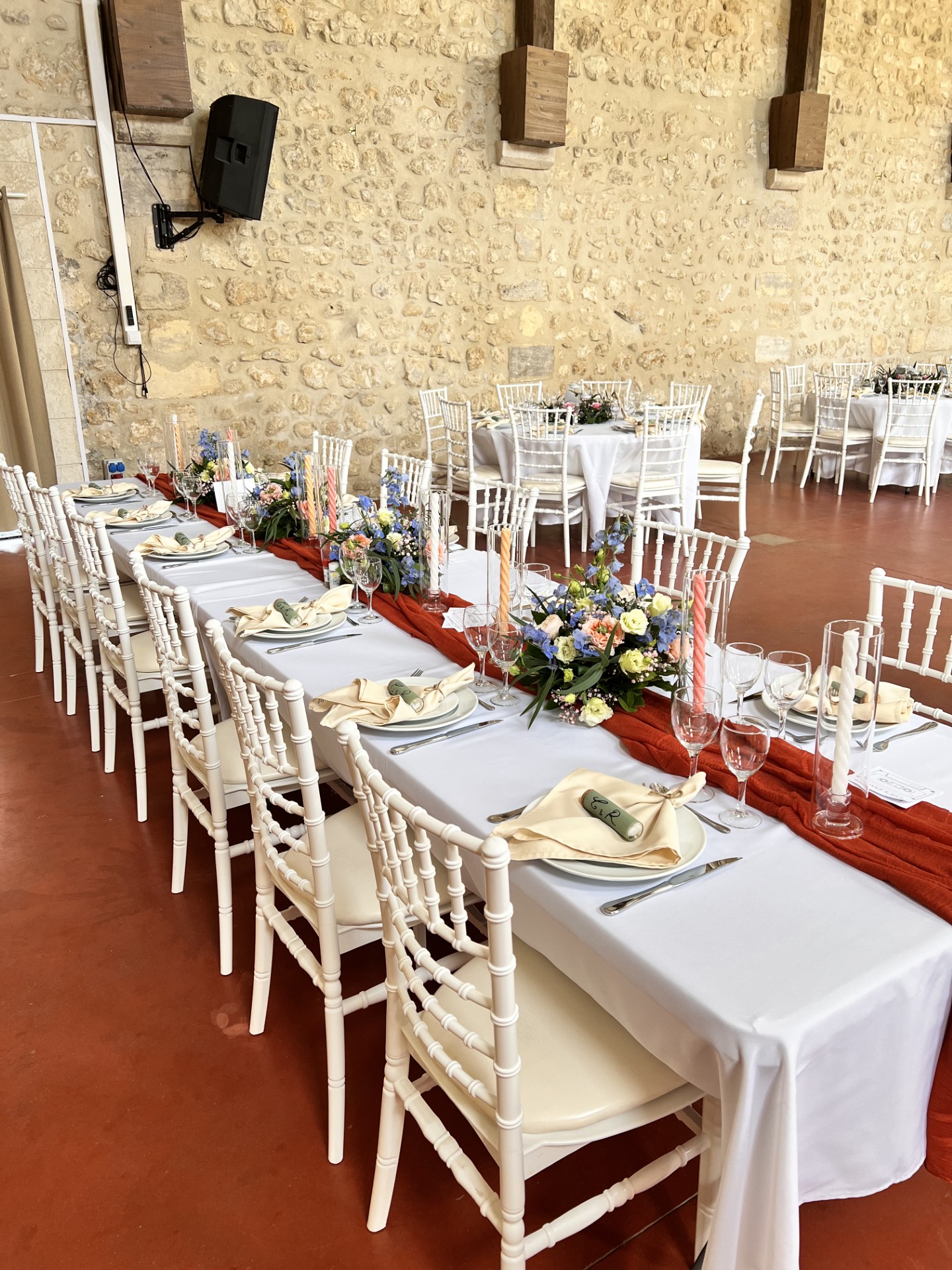 Table élégamment décorée pour un mariage avec des éléments floraux et des bougies