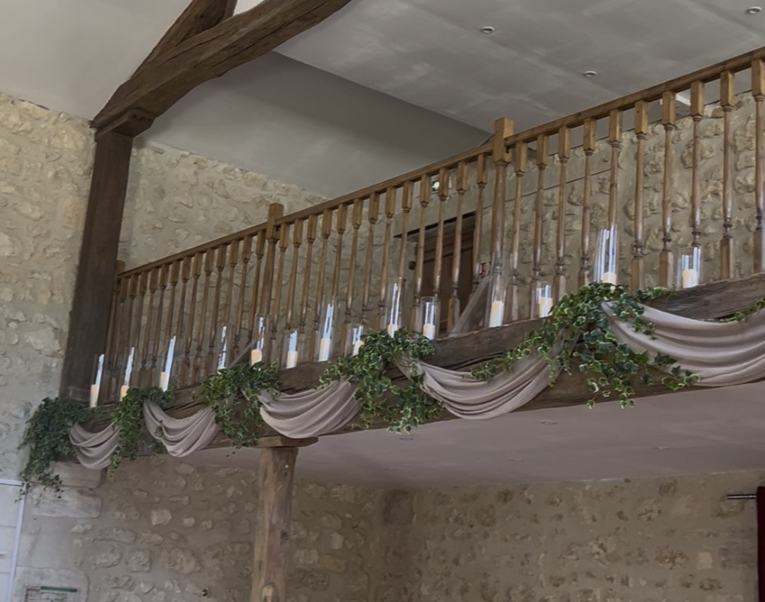 Table élégamment décorée pour un mariage avec des éléments floraux et des bougies