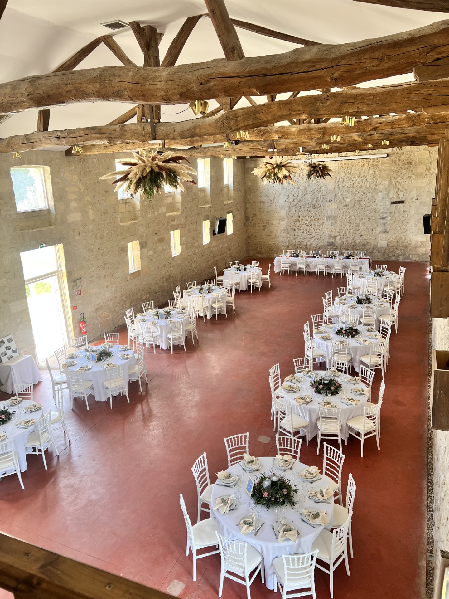 Table élégamment décorée pour un mariage avec des éléments floraux et des bougies