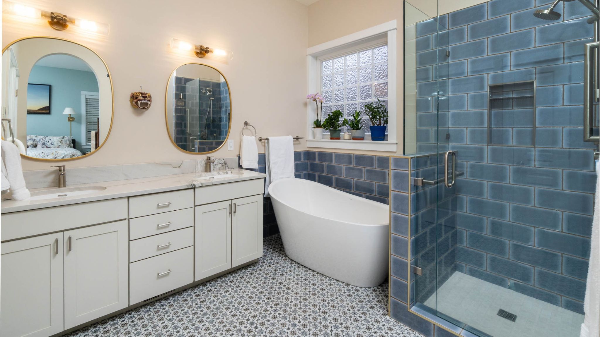 Walk-In Shower vs. Tub: What's Best for Your Home?