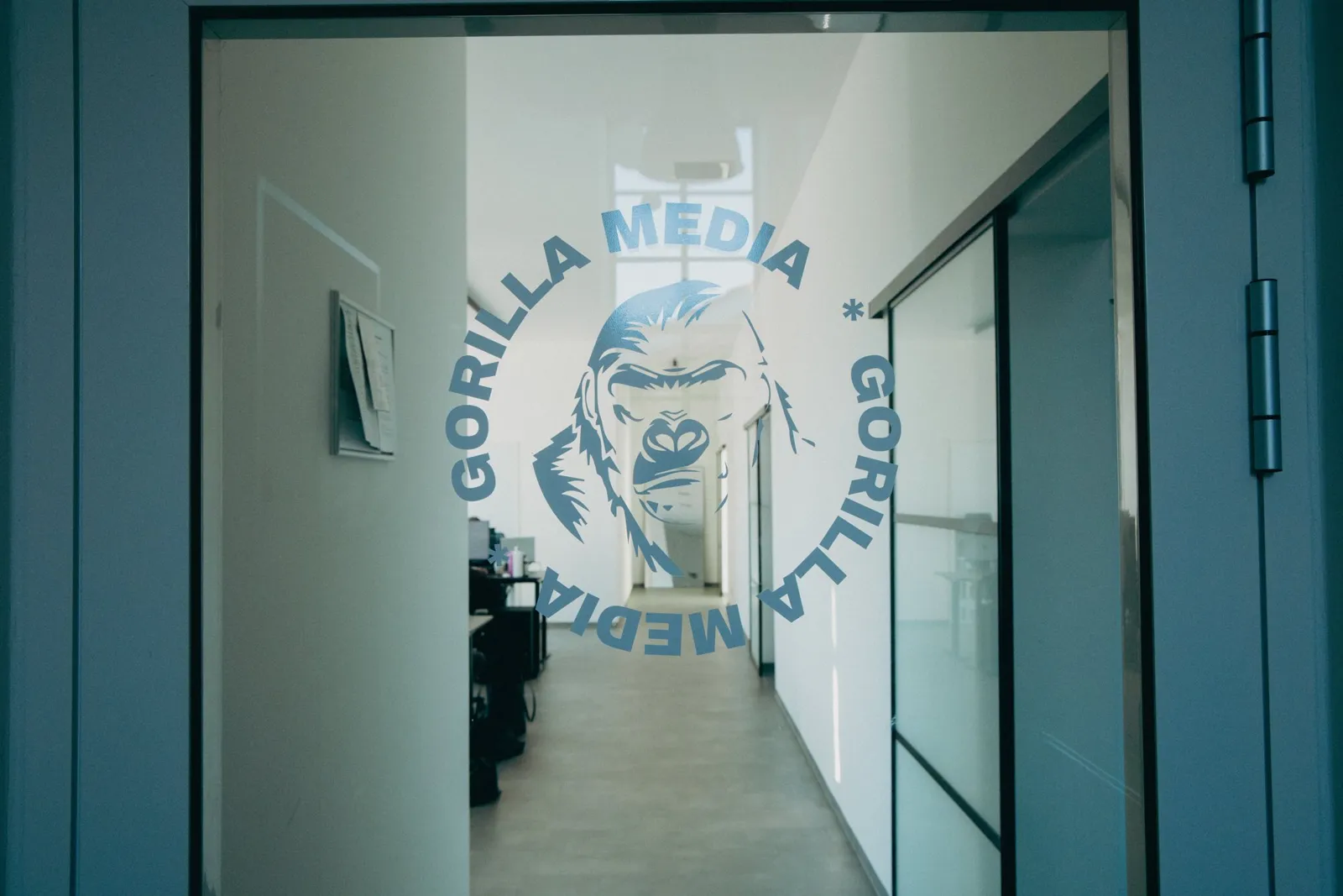 Eingang der Agentur Gorilla Media mit Gorilla-Logo
