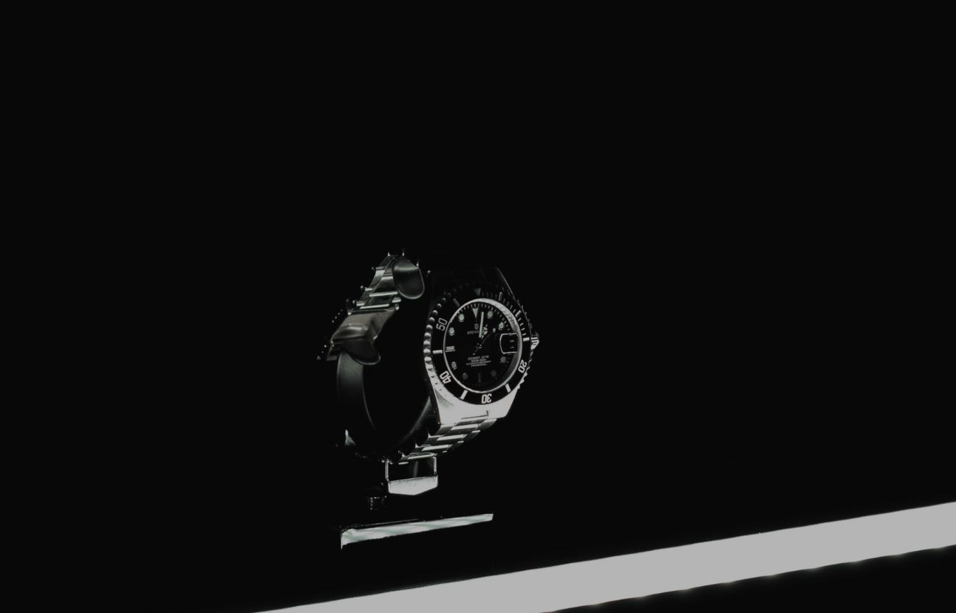 Produktfoto einer Steinhart Uhr vor schwarzem Hintergrund