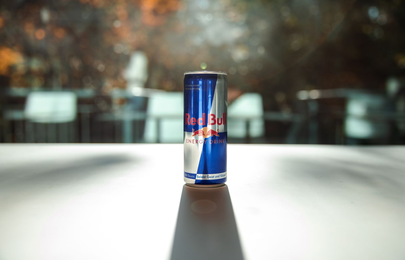 Red Bull Dose als Produktfoto auf einem Tisch