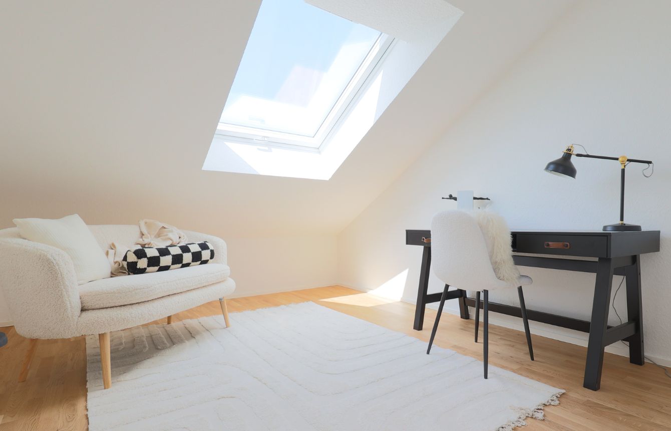 Immobilienfoto eines hellen Dachgeschoss-Zimmers für Strenger