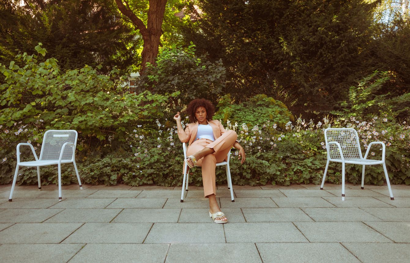 Model bei einem Outdoor-Fotoshooting für Scholl Shoes