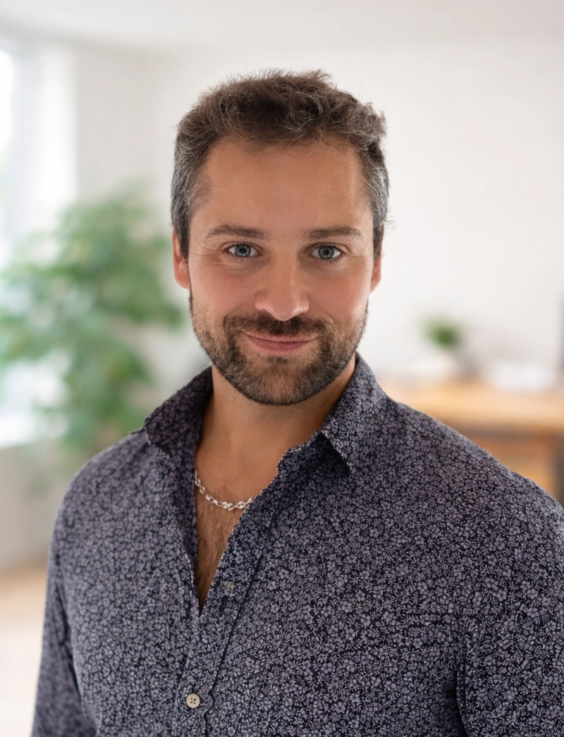 Tom, expert en communication digitale et projets numériques chez Happy Clic