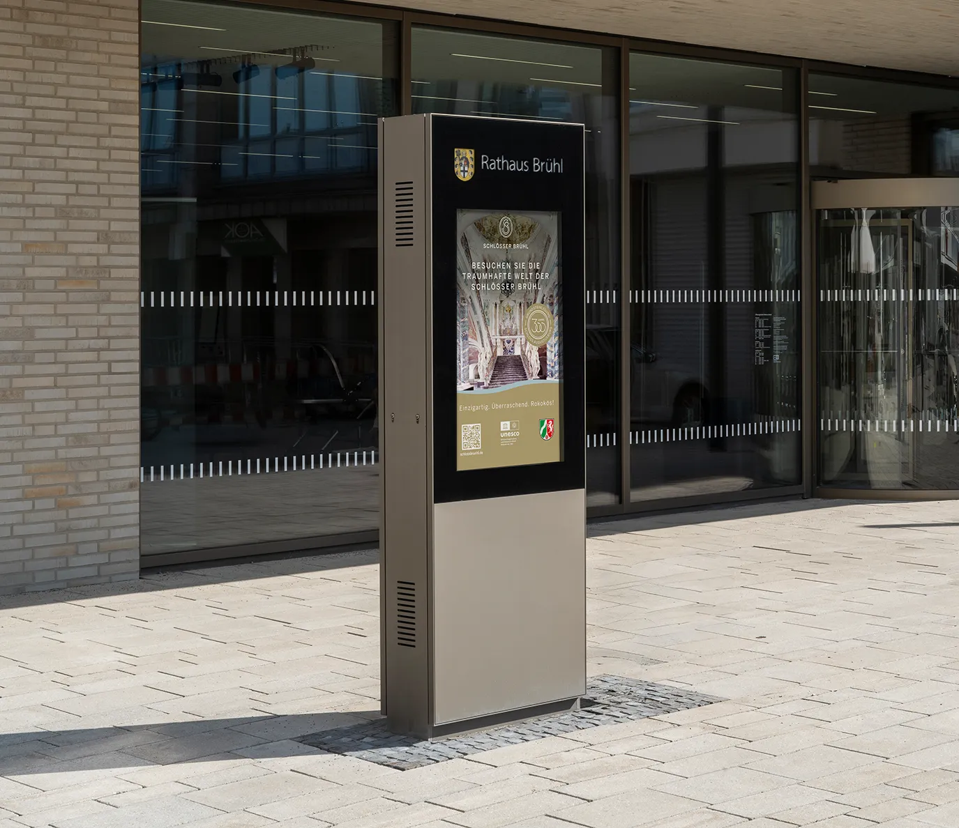 Digitale Stehle vor dem Rathaus in Brühl