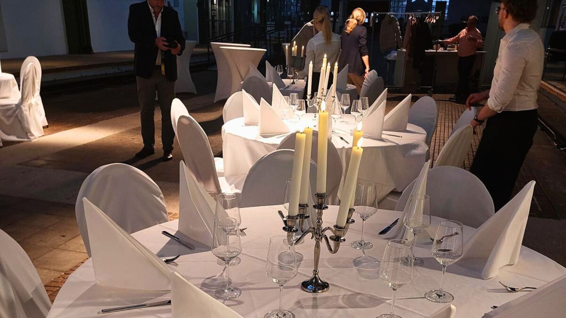 Elegant gedeckter Tisch mit weißen Tischdecken