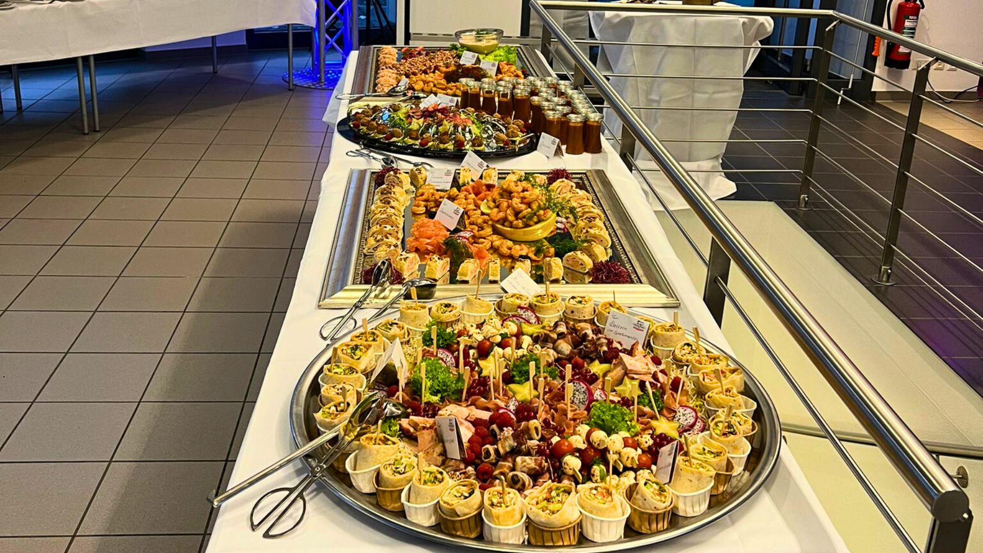 Festliches Buffet mit verschiedenen Vorspeisen, Wraps, Garnelen und Fingerfood