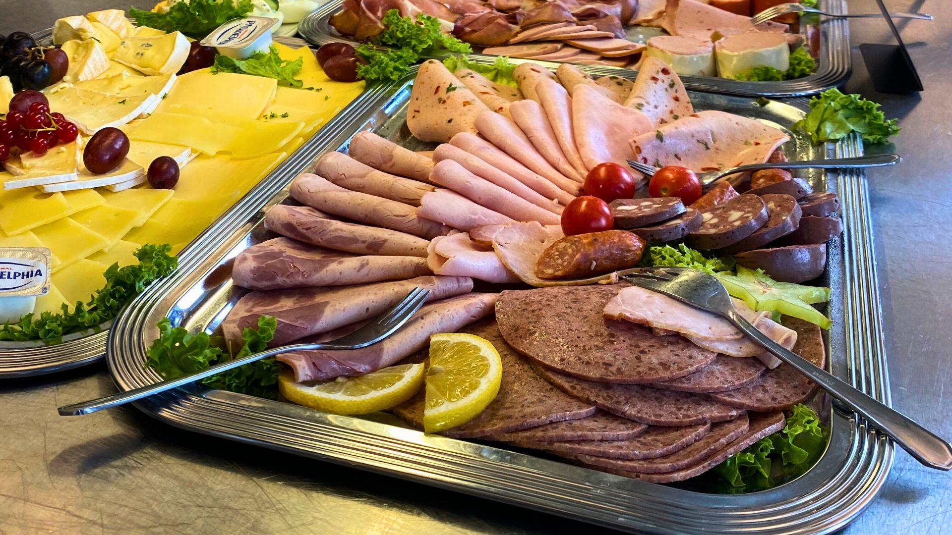 Wurstplatte mit dekorativer Anordnung verschiedener Aufschnittsorten