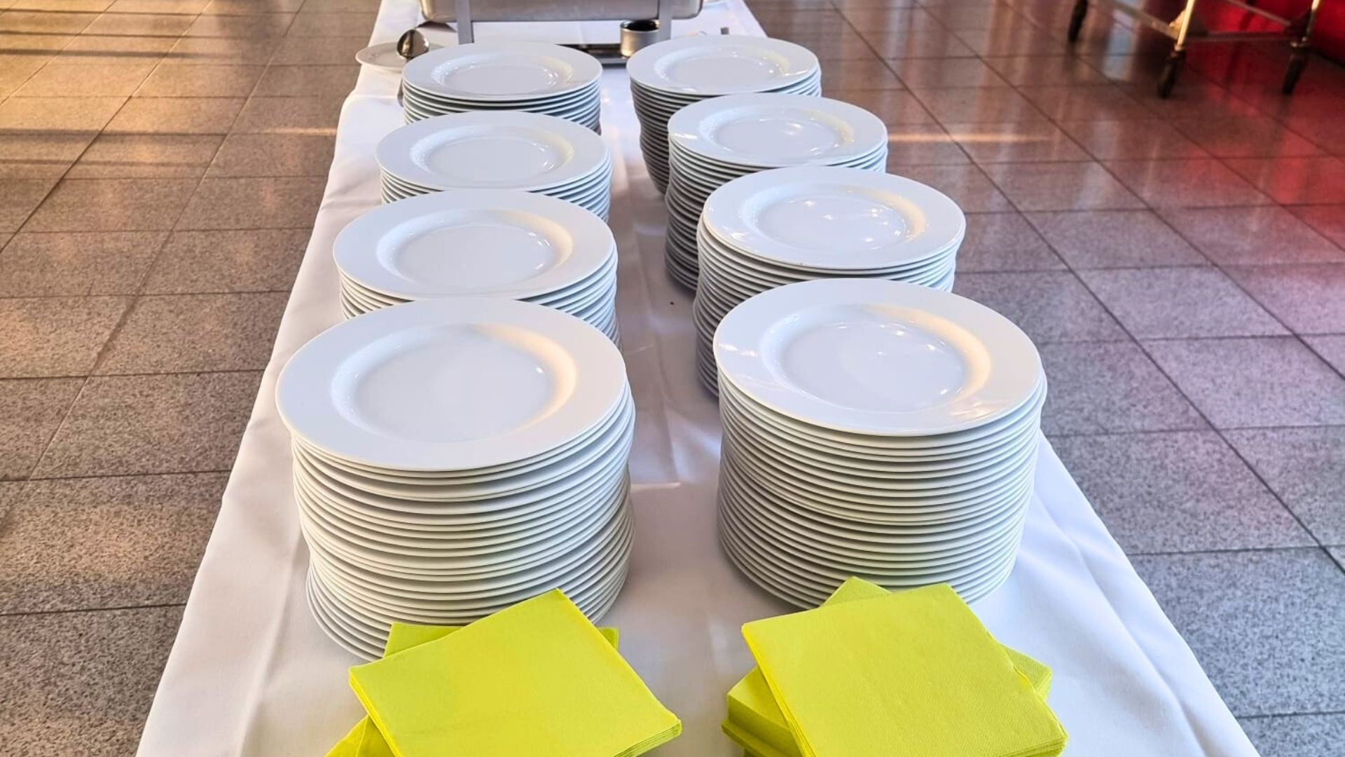 Geschirr und Besteck für Firmenfeiern: Erfahren Sie, wie Sie hochwertige Ausstattung erkennen, welche Materialien sich eignen und wann sich Qualität lohnt.