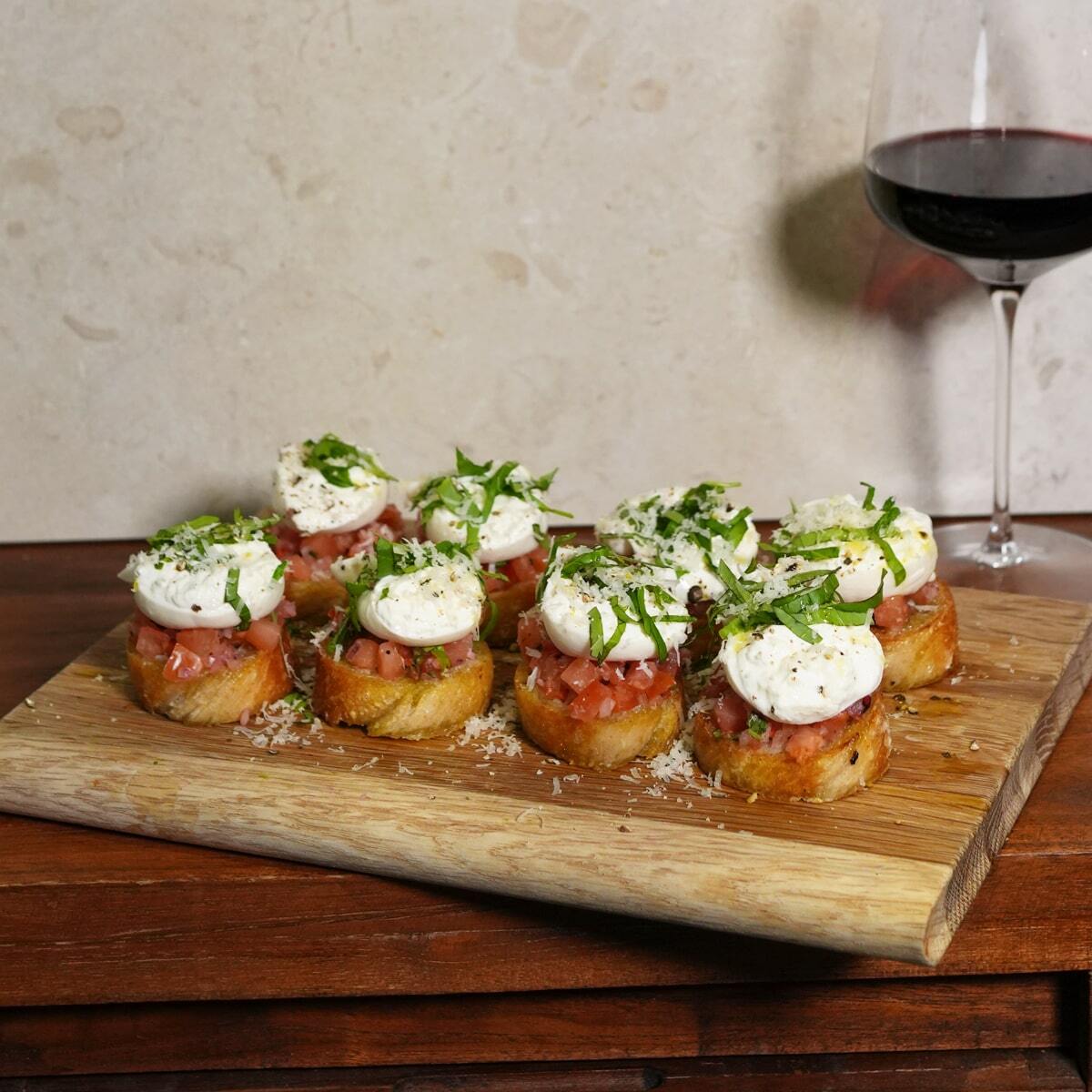 Bruschetta med tomat och burrata