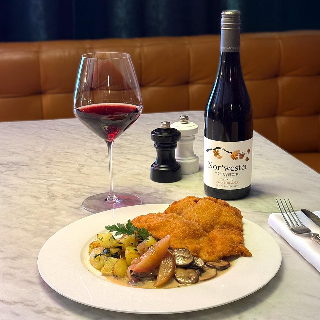 Kycklingschnitzel med ört- och citronpotatis, svampsås & äppel-lökschutney