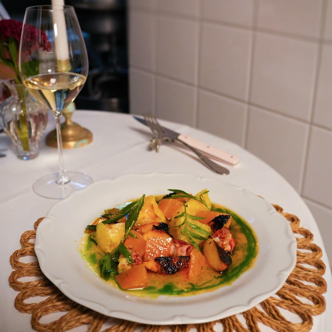 Hummersallad med vaniljpocherad hummer, gula tomater, grillad persika, picklad cantaloupemelon