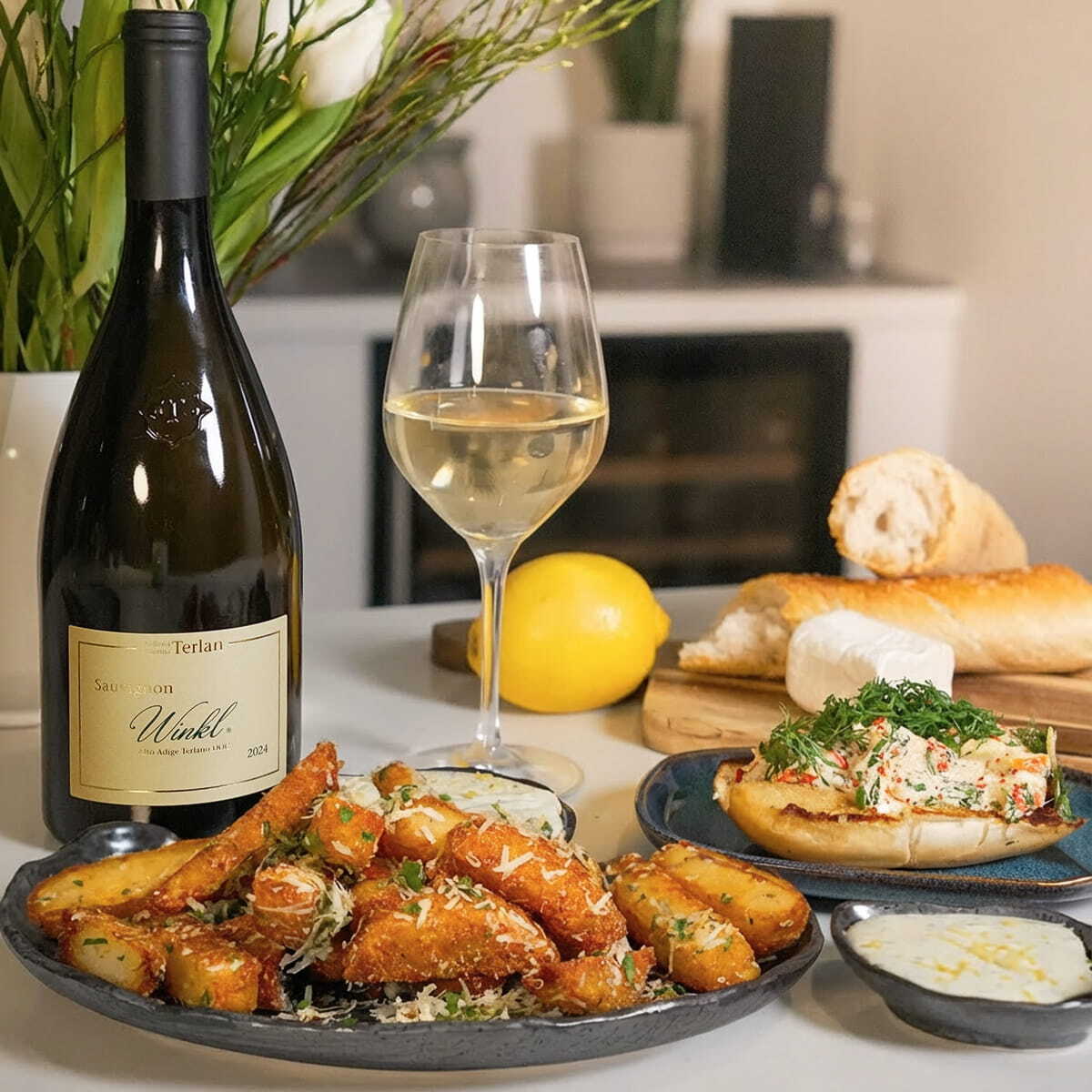 Lobster roll med krispiga pommes och getostdipp