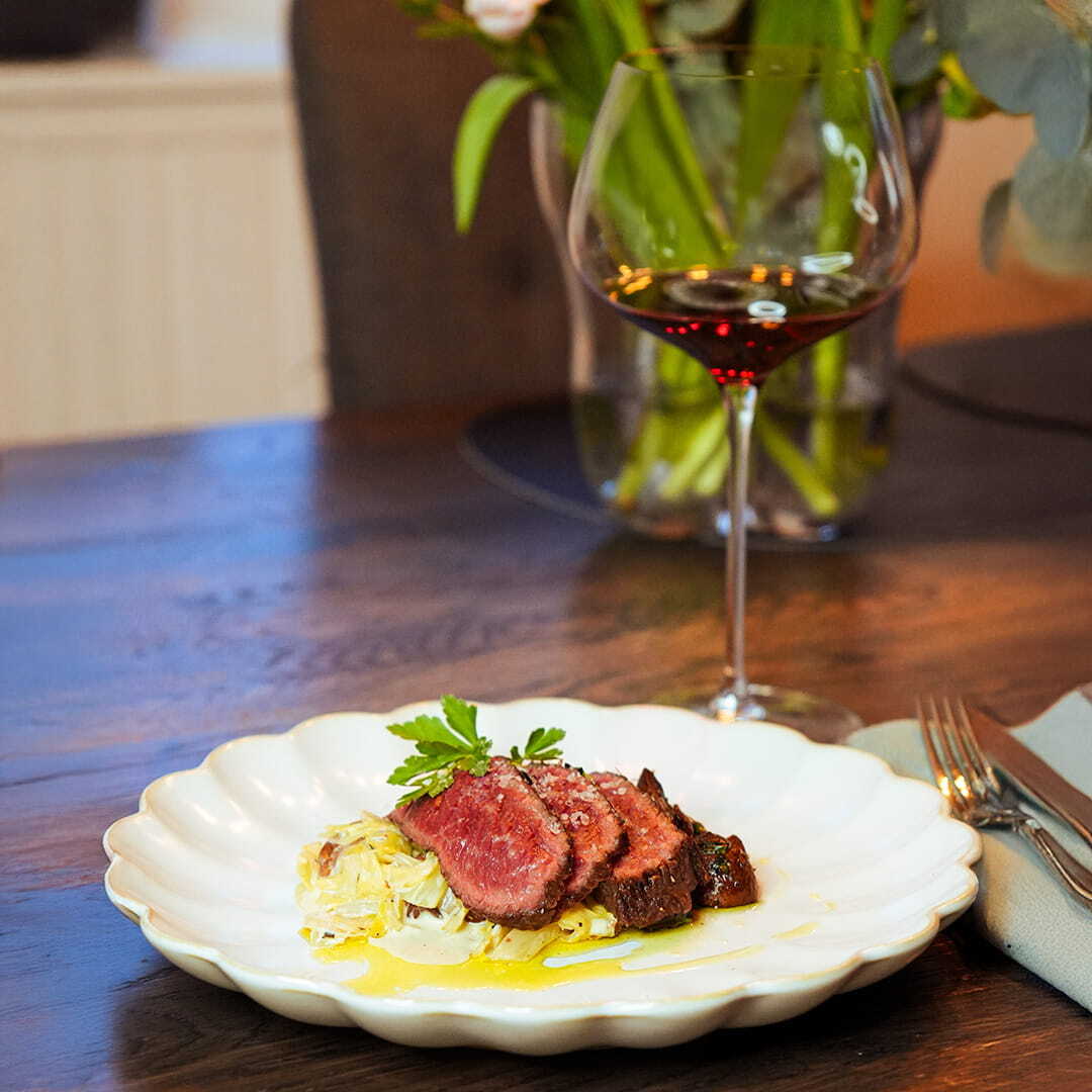 Stekt zabuton-högrev med champinjoner & stuvad spetskål 