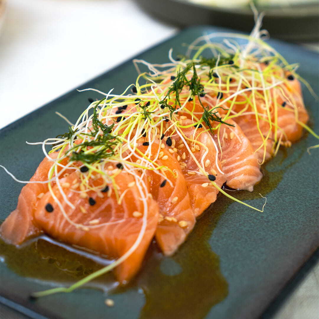 Marinerad rå lax med soja, lime, sesam & ingefära