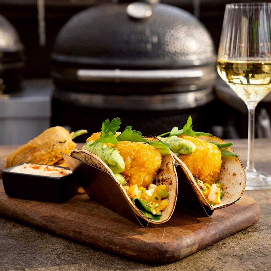 Fish tacos med avokadokräm, fruktig salsa och ostsås