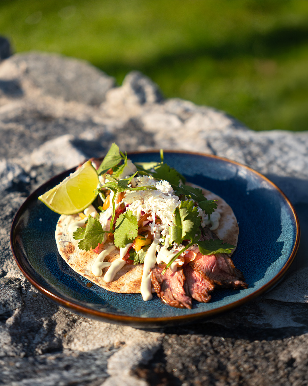 Gillis taco med grillad flankstek, pico de gallo & lime-jalapeñomajonnäs