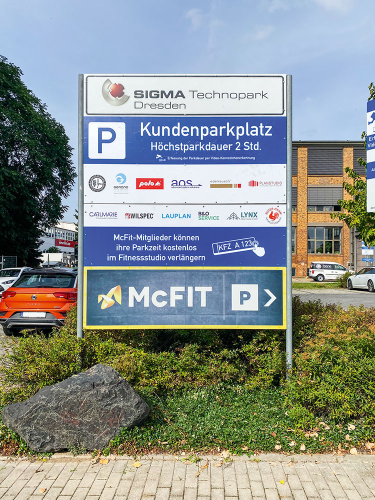 Hinweisschilder zu fair parken an der Einfahrt zu den Parkplätzen des SIGMA Technopark Dresden